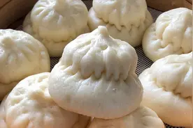 这种造型的包子很多人都没吃过，像个葫芦，蓬松柔软，薄皮大馅