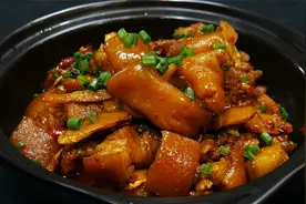 猪脚怎么做才好吃，湘菜大厨教你方法，配上米饭能吃三大碗饭视频封面