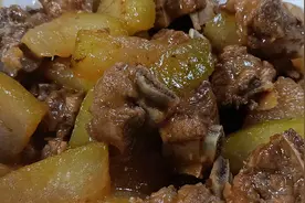 夏天吃冬瓜好处多，教你做排骨焖冬瓜，好吃解暑，这做法百吃不腻视频封面