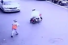 粗心妈妈骑车忘了孩子没上车 9岁孩子跟车后一路猛追无果视频封面