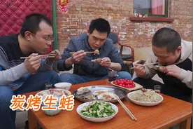 朋友来家玩，阿远烤了10斤生蚝招待，蒜蓉入味儿，滑嫩可口视频封面