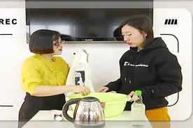 白衣服有汗渍怎么办？告诉你一个小妙招，发黄衣物洗出亮白视频封面