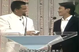 周星驰谈万梓良是他恩人，曾想放弃演戏被鼓励，一同颁奖亲密无间视频封面