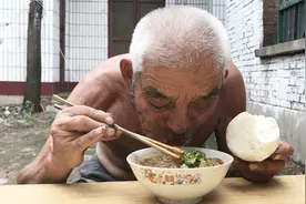 农村85岁老人独自生活，常年不吃肉，不炒菜，看看中午吃的啥饭视频封面