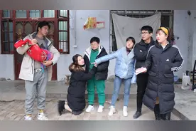 短剧：农村妹妹未婚先育，被全村人嘲笑看不起，男友的做法太感人视频封面