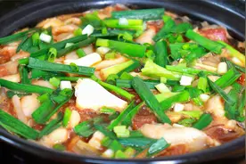 四川“砂锅平菇”的家常做法，有菜有肉，越煲越香，一家人都爱吃视频封面