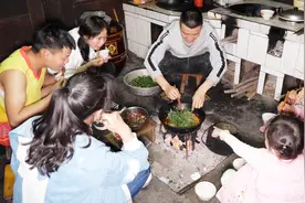 吃鱼不掏内脏直接下锅，农村这习惯你能接受吗？欢子全家狼吞虎咽视频封面