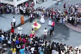 毕业季，大学校园女孩唱响《喜欢你》感动离校学子，满满青春回忆视频封面