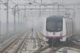 体验西安地铁3号线，有一种乘坐重庆轻轨的感觉视频封面