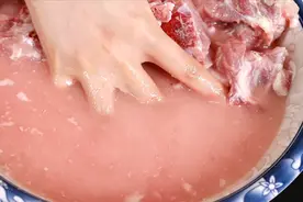 排骨只用清水洗，难怪越洗越脏，教你正确方法，血水脏污全洗净视频封面