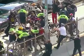 美国纽约警民上演“拳击大战”，寡不敌众，多名警察受伤血流不止视频封面