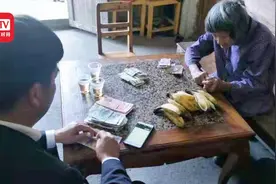 泪奔！老人7年攒够亡子欠款3192元 如今还钱却已出不了门视频封面