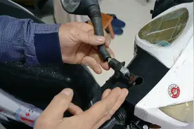 电动车后视镜座脱焊怎么办？修车师傅教你一招，后视镜永不脱落