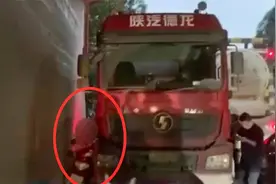 女子被大货车挤压到墙边呼吸困难，救援现场曝光令人揪心视频封面