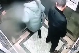 太龌龊！网传男子在电梯里当着女子的面撒尿视频封面