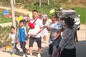 贵州遵义一男孩考上清华大学 全村村民敲锣打鼓为其庆祝视频封面