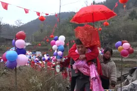 贵州农村一小伙结婚，一路布置好喜庆，背着新娘进家视频封面