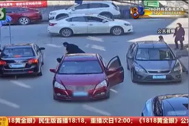 孩子追赶父亲 被撞带进车底视频封面