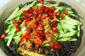 在家做酸辣蕨根粉，料汁是关键，酸辣开胃，口感Q弹，特别好吃视频封面