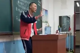 社交天花板！男同学迟到被罚表演节目，一张嘴惹得同学哄堂大笑视频封面