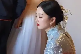 新娘回应堵门时坐婚床睡着了：4点就起床，一直化妆拍照太累了视频封面