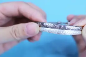 氧化发黑的银手镯这样泡一泡，只需1分立马光亮如新，方法太棒了视频封面