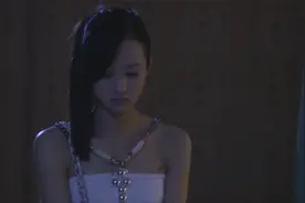 温柔诱惑：女学生清纯好看，肤白貌美大长腿，是男人看了都心动！