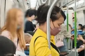 女子地铁上傻笑向乘客吐口水，目击者：挺后悔没上前制止视频封面