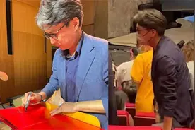 46岁的靳东满头白发身形佝偻，和镜头前判若两人，差点没认出来视频封面