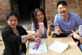 哥哥肚子痛还要吃雪糕，妹妹让哥哥放在怀里暖暖，结果还全化了视频封面