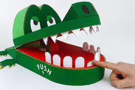 小哥自制可爱的鳄鱼牙齿玩具，小心点，别被它“咬”到了哦视频封面