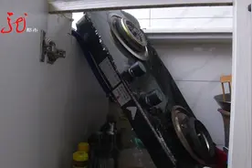 “砰”的一声巨响 灶具发生爆炸 玻璃面板被炸得面目全非视频封面