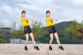 流行广场舞《陪你到底》摆胯自由舞，简单好学，广场上都在跳