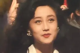 利智何鸿燊罕见同框，谁注意利智甩头发时赌王表情，关系一目了然视频封面