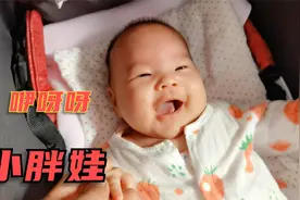 50天的小宝宝，吃饱睡足后自己玩耍，还能笑出声来，好萌啊视频封面