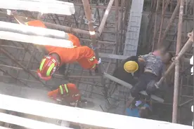 民工意外坠落工地，臀部被钢筋扎穿，消防紧急救援视频封面