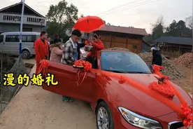 农村小伙结婚，开着自己的宝马敞篷跑车去接新娘，场面很浪漫视频封面