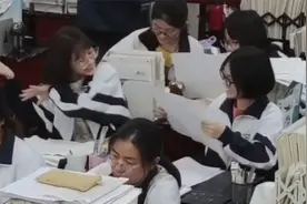 女孩拿到试卷发现成绩超出预期 兴奋到原地"跳舞" 同桌反应太可爱视频封面