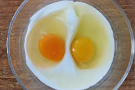 酸奶里打入2个鸡蛋，做出的蛋糕简直太好吃了，酸甜可口，真香！