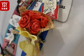 离别之际，志愿者手工制作小礼物送别各国运动员