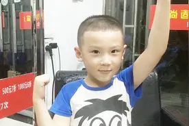 6岁小男孩要开学了，到发廊剪一剪发型，简单，精神，真帅气视频封面