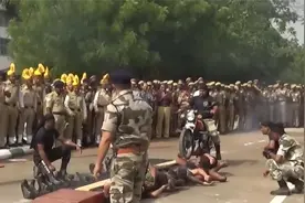 盘点印度军训爆笑名场面，为什么还有火圈？这到底是训练还是耍猴视频封面