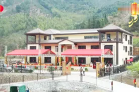 20年不见的同学乔迁，混得风生水起，也不知道做什么赚了这么多钱