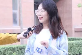 你更喜欢强壮一点的男孩子还是瘦弱一点的男孩子？美女说的很直白