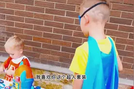 小男孩打扮成超人，为妈妈做出心形披萨，妈妈好感动视频封面