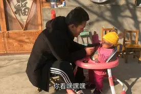 哥哥用玩具枪对着妹妹眼睛，一旦扣动扳机后果不堪设想，妈妈后怕视频封面