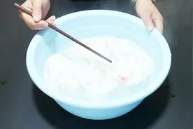 白色衣服染了色怎么办？洗衣店老板教我小窍门，洗得干净不留痕视频封面