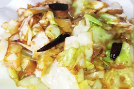 辣炒圆白菜不要放一滴水，这样炒鲜香脆嫩，掌握技巧，简单好做