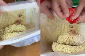 女生用塑料袋罩着书泡泡面，一口下去满满的知识：方法比困难多