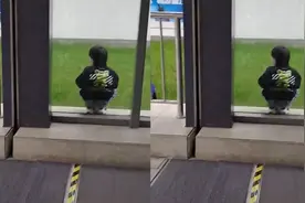 儿子带着奶茶，在地铁口静静等待妈妈下班，宝宝回头一刻暖化妈妈视频封面